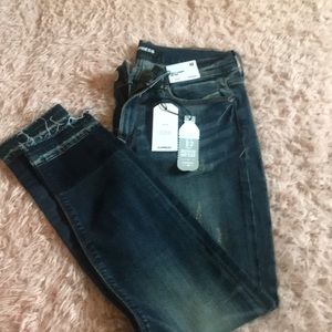 Express cropped jeans. NWT. Size 4 R